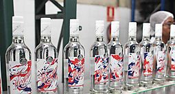 Varela Hermanos inicia produccin y embotellado con energa 100% limpia y presenta la edicin limitada de Seco Herrerano Patria 2025