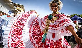 Tradicional Desfile de las Mil Polleras atrae a ms de 250 mil personas