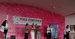 Estudiantes exponen el tema Importancia del Agua