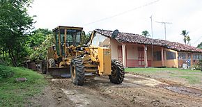 Puntos crticos y caminos de produccin son atendidos con maquinaria del MOP