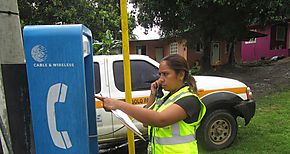 Verifican funcionamiento de telfonos pblicos en Coln 