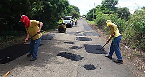 Se rehabilitan cinco caminos de produccin en Los Santos