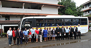 UTP entrega autobs al Centro Regional de Coln