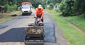 Toneladas de asfalto para reparar calles en Los Santos