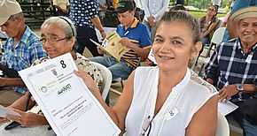 Santeos reciben la legalidad de sus tierras