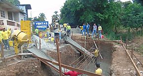 Construyen puente de hormign sobre la quebrada Juan Gmez en Chitr