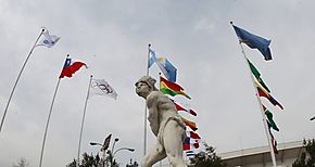 Las Banderas de los 14 pases flamean en la explanada del Estadio Nacional