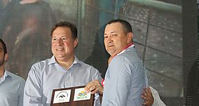 Franklin Bustamante gana premio Productor del Ao