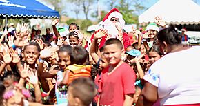 Viceministro Del Rosario y nios de la comunidad de Gatuncillo en Chagres compartieron la Navidad