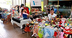 Bazar con emprendimiento femenino en el edificio Hatillo