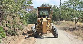 MOP de los Santos atiende caminos de produccin con cortes y conformacin de calzada