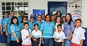 Una Gran Familia entrega salnbiblioteca en escuela de Coln