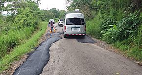 Se  colocan 130 toneladas de asfalto en la va Vigu  Llano opo