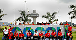 Seleccin femenina de ftbol visti el Canal de Panam