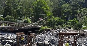 Continúan instalación de puente modular en Los naranjos de Boquete Continúan instalación de puente modular en Los naranjos de Boquete