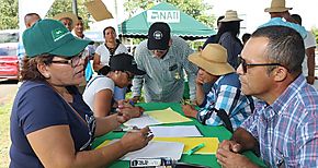 20 familias y una iglesia en Tort al recibir sus escrituras