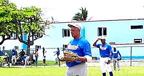 Hctor vila al Saln de la Fama del Sftbol Mundial 