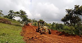 Avanza en el mantenimiento de caminos en Herrera