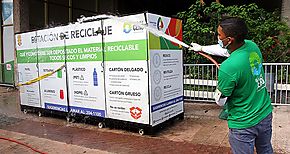 Alcalda realiza operacin de limpieza de estaciones de reciclaje para prevenir contagio del COVID19