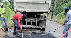 Inician jornada de bacheo en la va Viento Fro de la Costa Arriba de Coln