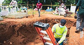 Trasladan restos de vctimas de la invasin de 1989 encontrados en cementerio de Coln