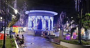 Luces navideas brillan en las plazas del Casco Antiguo