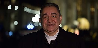 En qu se diferencian un monseor un obispo y un cardenal