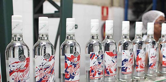 Varela Hermanos inicia produccin y embotellado con energa 100% limpia y presenta la edicin limitada de Seco Herrerano Patria 2025