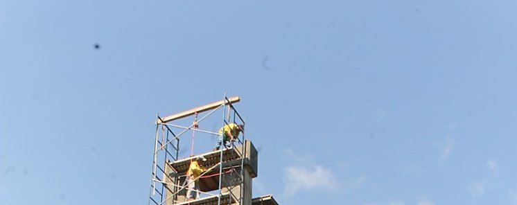 En un 70 la construccin del puente colgante zarzo sobre el ro Tabasar en Cerro Clarn