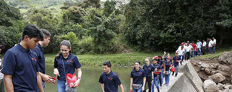 Finalistas del Concurso Nacional de Oratoria visitan reas protegidas de la Provincia de Veraguas