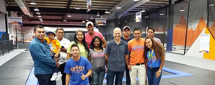 Periodistas de Panam Oeste disfrutan convivio en el Summit Trampoline Park