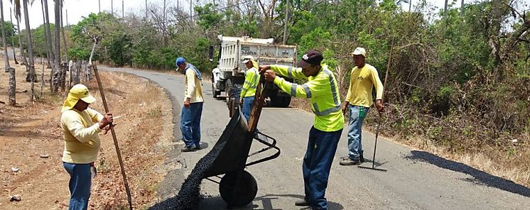 En Los Santos son atendidos con 165 toneladas de asfalto