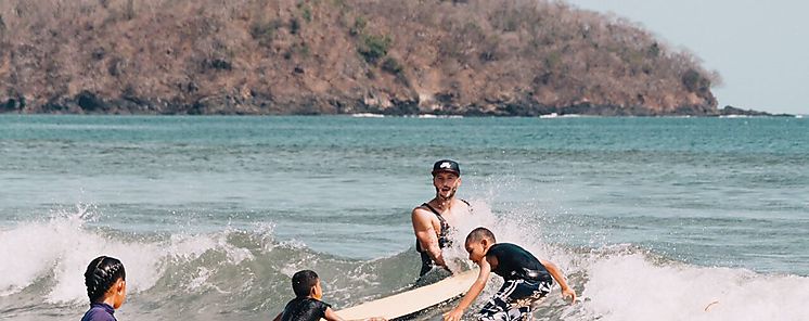 Surfea tu dlar y apoya una escuela