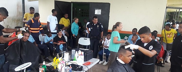 Unidades policiales de Coln realiza accin social en el IPHE