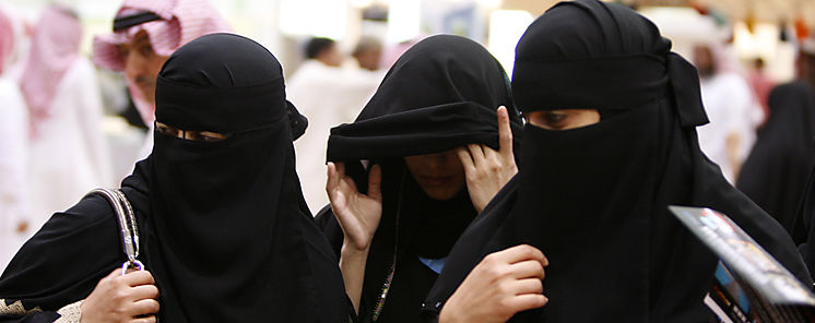 Arabia Saud permite a mujeres viajar al extranjero sin permiso de un tutor