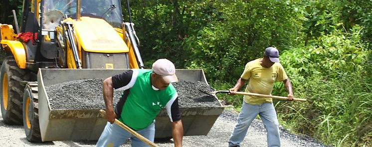 Trabajos de limpieza y parcheo para proteger la calzada en las calles de Veraguas