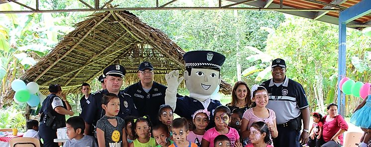 Escuela de Huile recibe vista de la Polica 