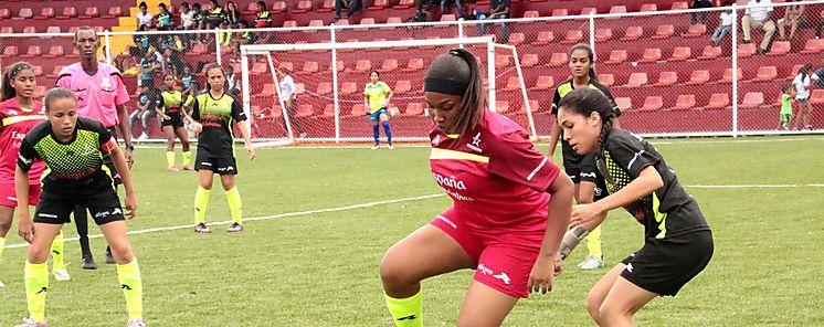 Nias futbolistas se toman el Cascarita Tapia