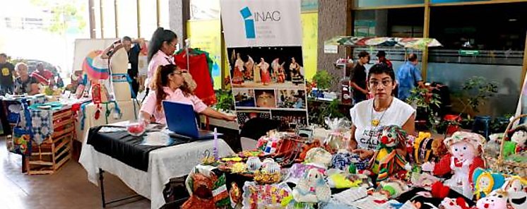 Bazar con emprendimiento femenino en el edificio Hatillo