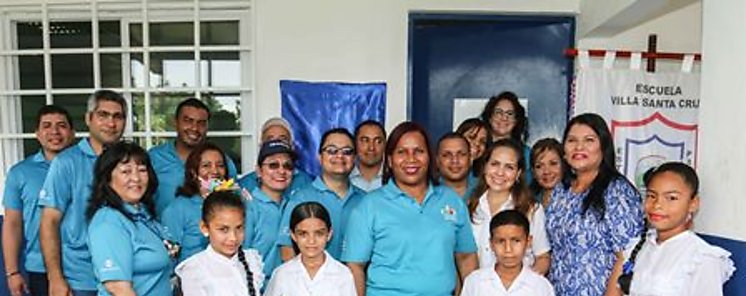 Una Gran Familia entrega salnbiblioteca en escuela de Coln