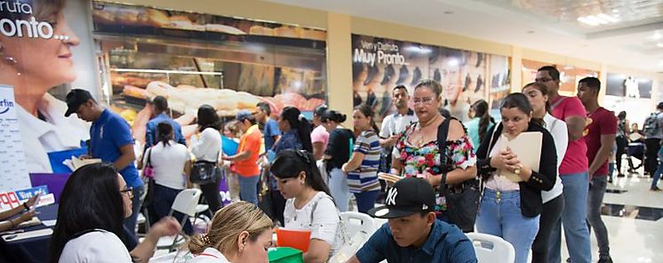 Con gran concurrencia herreranos asisten a feria de empleo del MITRADEL