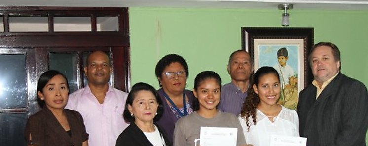 Empresa premia excelencia acadmica de dos estudiantes