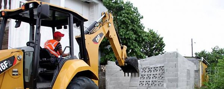 Demuelen construccin ilegal para recuperar servidumbre pluvial