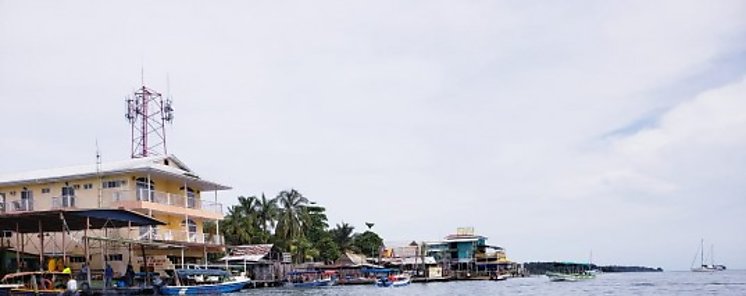 Rector Eduardo Flores visita programa anexo en Isla Colón en Bocas del Toro Rector Eduardo Flores visita programa anexo en Isla Colón en Bocas del Toro