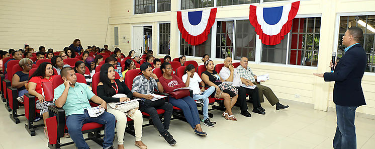 Universitarios de Coln aprenden del funcionamiento del Voto Electrnico