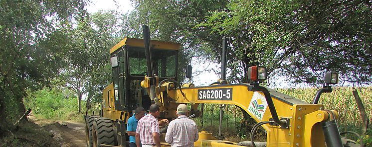 Rehabilitan caminos de produccin en Pocr y Las Tablas