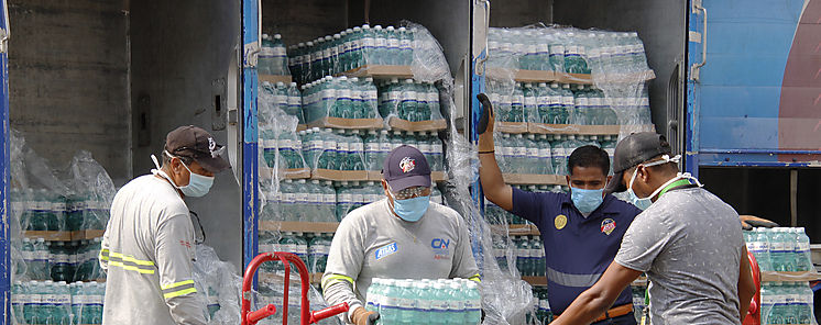 Cervecera Nacional manifiesta su apoyo a los hroes de la salud con la primera entrega de 110000 unidades de agua CN