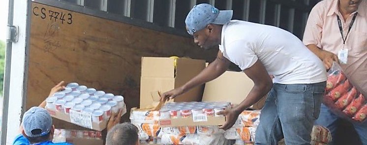 Entregan bolsas de alimentos en Villa Guadalupe