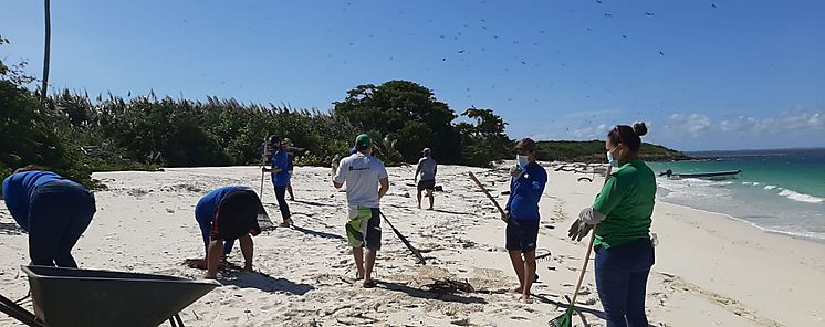 Jornada de limpieza en el Refugio de Vida Silvestre Isla Iguana 