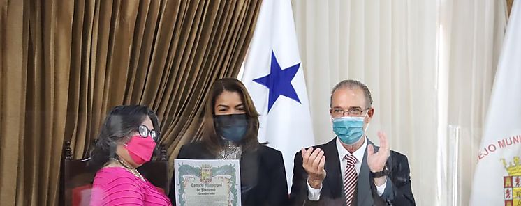 Profesora Agnes Iris De Len de Cotes recibe la Orden Municipal Octavio Mndez Pereira